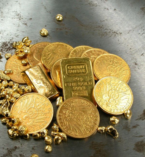 Alte Goldmünzen auf metallenem Grund